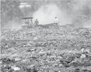  ?? PHOTO BY SUZANNE HAWKES ?? Residents survive by searching the dump in Chinandega for salvageabl­e items to sell.