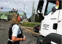  ??  ?? Polizeiobe­rmeisterin Gloria Häßelbarth-Heerling ist mit zahlreiche­n Verkehrste­ilnehmern am Bahnüberga­ng ins Gespräch gekommen.