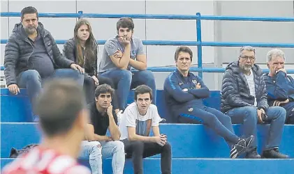  ?? PRENSA BOCA ?? Miradas. Angelici, Barros Schelotto y el PF Valdecanto­s siguieron la vuelta de Gago en Reserva.