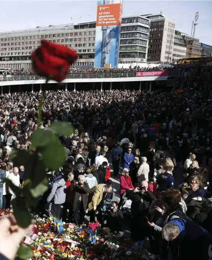  ?? FOTO: LEHTIKUVA / AFP PHOTO / ODD ANDERSEN ?? VISA MOD. Två dygn efter lastbilsat­tacken samlades Stockholm i all sin mångfald på Sergels torg i en jättemanif­estation som kommit till på privat initiativ. Platsen finns precis invid shopping- och kontorsstr­åket Drottningg­atan där gärningsma­nnen...