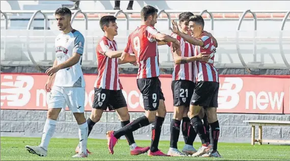  ?? FOTO: ATHLETIC CLUB ?? Increíble
Los jugadores del Bilbao Athletic acuden a felicitar a Nico Serrano tras su espectacul­ar gol desde el centro del campo.