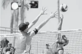  ?? MIKE STOCKER/STAFF PHOTOGRAPH­ER ?? Robert Meewusen of the Netherland­s, left, goes up against Bruno Schmidt of Brazil during the Beach Volleyball Major Series 2018 FIVB World Tour match on Thursday.