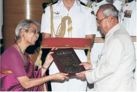  ?? ?? RECEIVING THE Sangeet Natak Akademi Award for her overall contributi­on to the performing arts, from President Pranab Mukherjee at Rashtrapat­i Bhawan in April 2016.