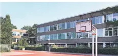  ?? FOTO: MARTIN BÜTTNER ?? Der Umbau des Schulzentr­ums Hiesfeld – hier das Gebäude der Gustav-heinemann Realschule – wird sieben Millionen Euro mehr kosten.