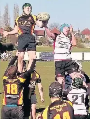  ??  ?? ●●Trevor Chappel winning lineout ball