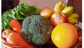  ??  ?? You can obtain fibre from fruits, vegetables and wholegrain foods.