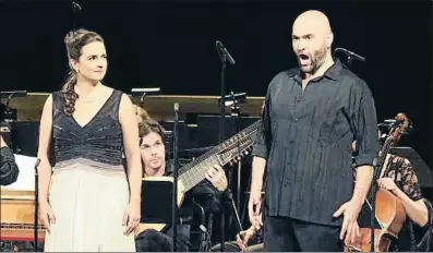  ?? PERE DURAN / NORD MEDIA ?? Núria Rial (Almirena) con Xavier Sabata (Rinaldo) y la orquesta Vespres d’Arnadí ayer en Peralada