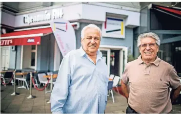 ?? RP-FOTO: ANNE ORTHEN ?? Carlo Benini (l.) und Domenico de Luca betreiben seit 30 Jahren das Confetti’s in Oberkassel. Bis 2021 müssen sie sich aber nach einem neuen Ort für ihr Lokal umschauen, da der jetzige Ort einem Neubau weichen soll.