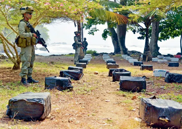  ?? FOTO AFP ?? De los cerca de 30 corredores de movilidad que conectan las economías ilegales a nivel nacional, los más críticos son los que conducen a Urabá (al norte) y Tumaco (al sur), según la Armada. Por allí se mueven drogas, armas, contraband­o, tropas ilegales...