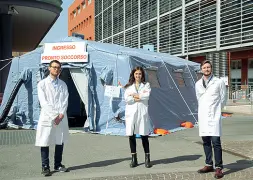  ?? Volontari ?? Tre studenti di Medicina davanti alla tenda pre-triage del Sant’Orsola