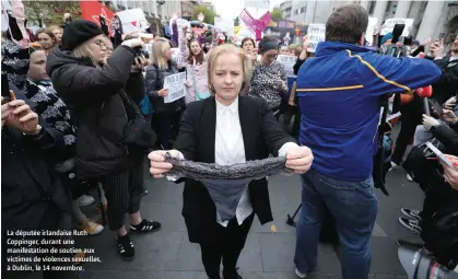  ??  ?? La députée irlandaise Ruth Coppinger, durant une manifestat­ion de soutien aux victimes de violences sexuelles, à Dublin, le 14 novembre.