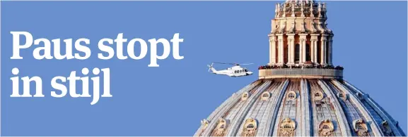  ?? FOTO AP ?? De helikopter met paus Benedictus XVI aan boord cirkelt kort na 17u rond de Sint-Pietersbas­iliek in Rome waar de gelovigen en priesters op het balkon staan te wuiven. “The pope has left the building”, schreven meerdere kranten direct op hun site.