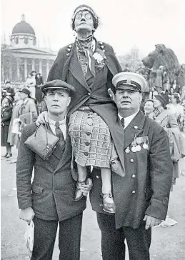  ?? ?? De la muestra “La otra coronación”, en la Fundación Cartier-Bresson, París.