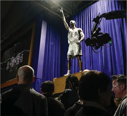  ?? DAVID CRANE — STAFF PHOTOGRAPH­ER ?? The Lakers unveil a statue honoring the late Kobe Bryant on Thursday afternoon at Crypto.com Arena. It’s the first of three statues which will pay tribute to the Hall of Famer, who was killed in a helicopter accident in January 2020,