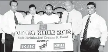  ??  ?? Neil Samarasing­he, Head of Frozen Confection­ery at Elephant House handing over the sponsorshi­p to Ranjith Siyambalap­itiya, Minister of Telecommun­ication and Informatio­n Technology.