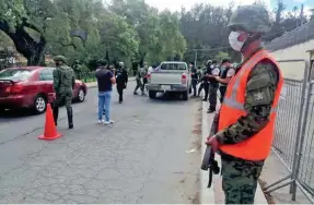  ?? ?? REFUERZO. Cárcel de Loja se refuerza con personal de las Fuerzas Armadas quienes realizan controles diarios.