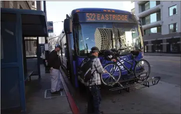  ?? STAFF FILE PHOTO ?? One of VTA’s 60-foot-long, articulate­d buses picks up passengers along Route 522on Santa Clara Street in downtown San Jose.