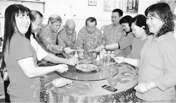  ??  ?? Radin and other guests doing the “Lou Sang” during the Chinese New Year celebratio­n.