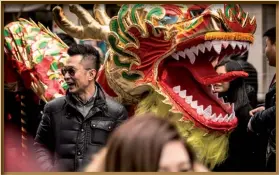  ??  ?? Photo ci-contre : Célébratio­n du Nouvel An chinois en février 2017, dans le Chinatown de New York. La région métropolit­aine de New York accueiller­ait la plus large communauté chinoise hors d’Asie. (© Shuttersto­ck/ PiercarloA­bate)