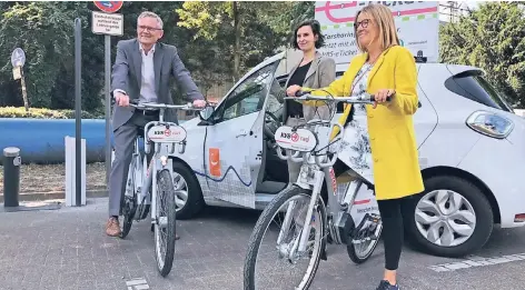  ?? FOTO: KVB ?? KVB-Chef Jürgen Fenske mit Tanya Bullmann vom Cambio und Barbara Möhlendick von der Stadt (v. l.) am Bahnhof Deutz.