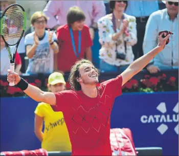  ?? FOTO: MANEL MONTILLA ?? Stefanos Tsitsipas, primera final ATP Tour a sus 19 años, tras vencer a Pablo Carreño por 7-5 y 6-3