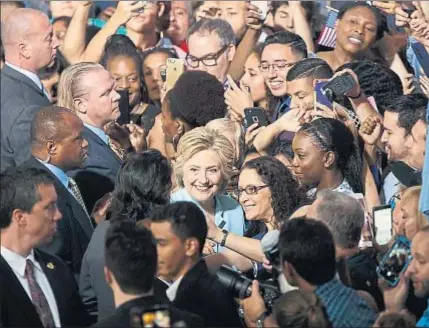  ?? PATRICK T. FALLON / BLOOMBERG ?? Bajo el foco. Hillary Clinton, rodeada de seguidores, posando para una selfie durante un acto de campaña en Miami, Florida, el pasado sábado