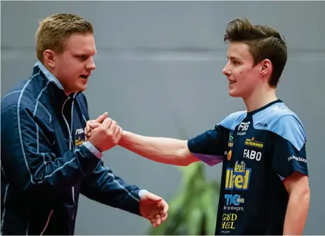  ?? Bild: ROBERT BOMAN/ARKIV ?? NÖJD DUO. Erik Åhman, tränaren och Alexander Franzén spelare såg till att Falkenberg­s BTK tog en poäng i premiären i Pingisliga­n