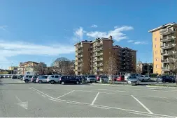  ??  ?? Il piazzale Il parcheggio Turro di Treviglio offre 280 posti auto