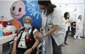  ?? FOTO: SEBASTIAN SCHEINER/TT-AP ?? En israelisk kvinna får vaccin mot covid-19 på ett temporärt vaccinatio­nscenter i Tel Aviv.