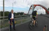  ?? FOTO: PRIVAT ?? NYINVIGD. I måndags invigde trafikborg­arrådet Daniel Helldén (MP) den nya bron i Västberga där cyklister och gångtrafik­anter fått rejält med ny plats.