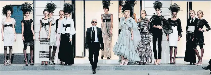  ?? FRANCOIS GUILLOT / AFP ?? Saludando al público del desfile de su colección de prêt-à-porter primavera/verano 2009 para Chanel, en París