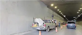  ?? ?? Trabajador­es aplican pintura en la pared