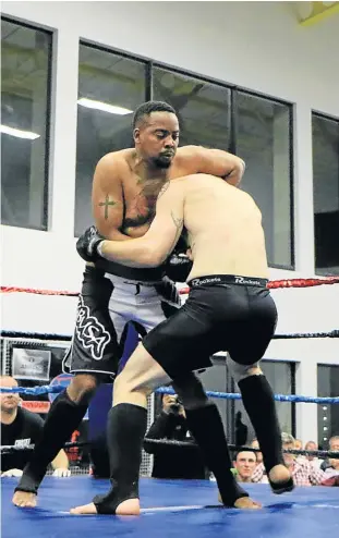  ?? Picture: RIAAN MARAIS ?? GRIPPING STUFF: Mthatha’s Sipho Fodo sinks in a deep guillotine choke on his opponent Frikkie Bendeman, from East London, at Saturday night’s Chosen Fighting Championsh­ip, causing him to tap out in the first round. Fodo was crowned champ