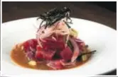  ??  ?? La cocina de Tanta y el cebiche Nikei, de atún rojo marinado en leche de tigre con tamarindo, cebolla china, acompañado con nabo encurtido y nori.