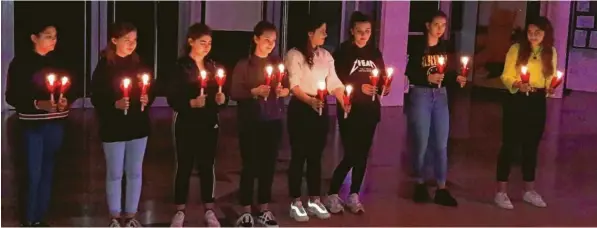  ?? Foto: Anton Stegmair ?? Schülerinn­en der Mittelschu­le Wertingen zeigten während der Friedensgo­ttesdienst­e in der Aula einen Lichtertan­z.