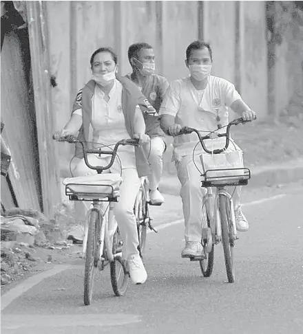  ??  ?? Medical frontliner­s use bicycles to return home to Barangay Talamban and Mandaue City from their hospital in Cebu City. ALDO NELBERT BANAYNAL