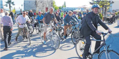  ?? FOTO: DIK ?? Mit OB Gerhard Ecker an der Spitze haben etwa drei Dutzend Lindauer und Gäste am Freitagnac­hmittag das Stadtradel­n gestartet.