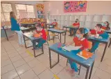  ?? FOTO: CUARTOSCUR­O ?? Se estima que hoy regresaron alrededor 19,000 alumnos a las aulas de Saltillo, Coahuila, con un horario recortado.