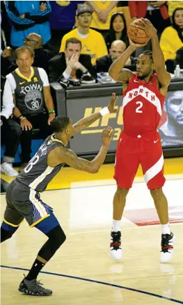  ??  ?? CALIDAD. Kawhi Leonard se prepara para tirar en Las Finales pasadas.