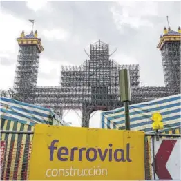  ?? Eduardo Briones / Europa Press ?? Montaje de la entrada de la Feria de Abril en Sevilla, encargada a Ferrovial.