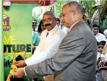  ??  ?? People’s Bank General Manager and CEO N. Vasantha Kumar and Ananda College Principal S.M. Keerthirat­hne at the launch of the cash deposit machine