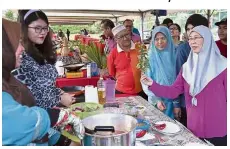  ??  ?? Community tour: Dr Wan Azizah visiting vendors during the ‘Back to School’ programme at Kampung Pandan Dalam. — Bernama