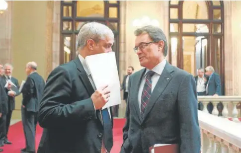  ?? // EFE ?? Germà Gordó conversa con Artur Mas en el Parlamento de Cataluña en 2013