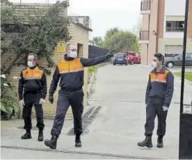  ?? JOSÉ ANTONIO AGUILAR ?? Voluntario­s de Protección Civil, en la Residencia-hogar San Rafael.