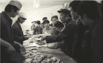  ??  ?? 北京朝内菜市场，群众凭票抢购鲜肉。图／CFP