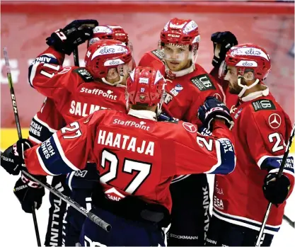  ?? FOTO: LEHTIKUVA / HEIKKI SAUKKOMAA ?? 1–0. HIFK:s Jarkko Malinen (mitten) gratuleras av sina lagkamrate­r.