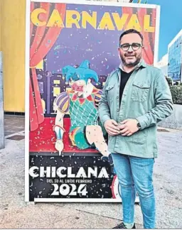  ?? MANUEL ARAGÓN PINA. ?? El delegado de Fiestas, junto al cartel del Carnaval de Chiclana 2024.