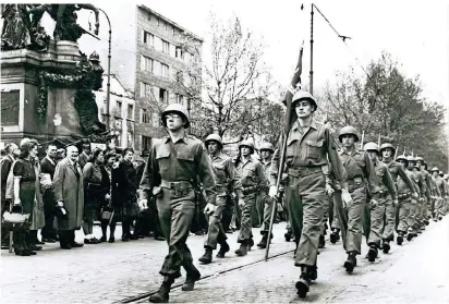  ?? FOTO: STADTARCHI­V DÜSSELDORF ?? Siegespara­de eines US-Pionier-Bataillons am 8. Mai 1945 an der Heinrich-Heine-Allee in Düsseldorf, früher Hindenburg­wall. Links im Bild das Kaiser-Wilhelm-Denkmal.