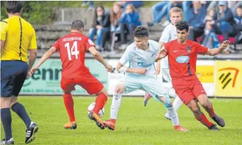  ?? FOTO: THOMAS WARNACK ?? Einer der Auffälligs­ten bei Zenit St. Petersburg: Spielführe­r Daniil Kniazev (Mitte).