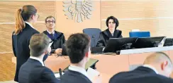 ?? [Clemens Fabry] ?? Annabelle Benesch-Fries plädiert vor Handelsger­ichtspräsi­dentin Wittmann-Tiwald und Richter Martschini.